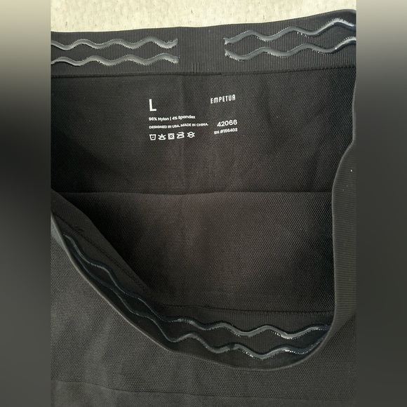 ✨NWT✨Women's High-Waisted Shaper Biker Shorts- Size Large - Picture 3 of 4